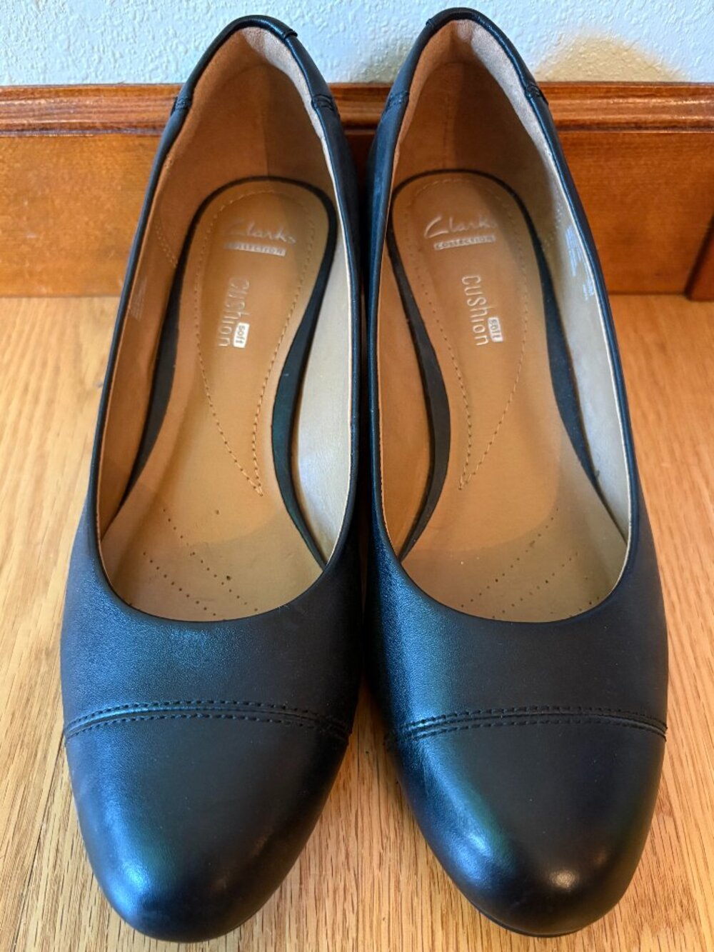 EUC Clarks Black Leather Cap Toe Wedge Pumps Size 7 M Cushion Soft Comfort